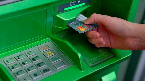 Как положить деньги на кредитную карту Сбербанка через банкомат?