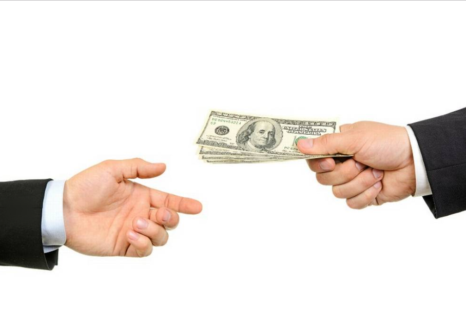 Руки передают деньги. Протянутая рука с деньгами. Рука протягивет деньгу. Передача денег.